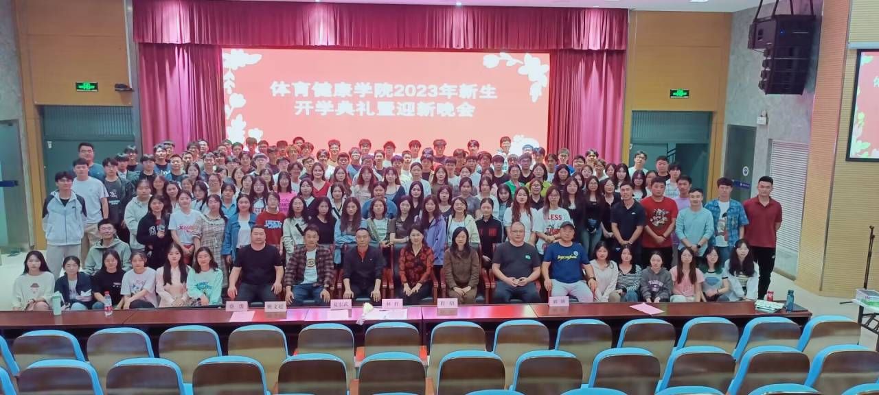 礼堂里有许多人描述已自动生成