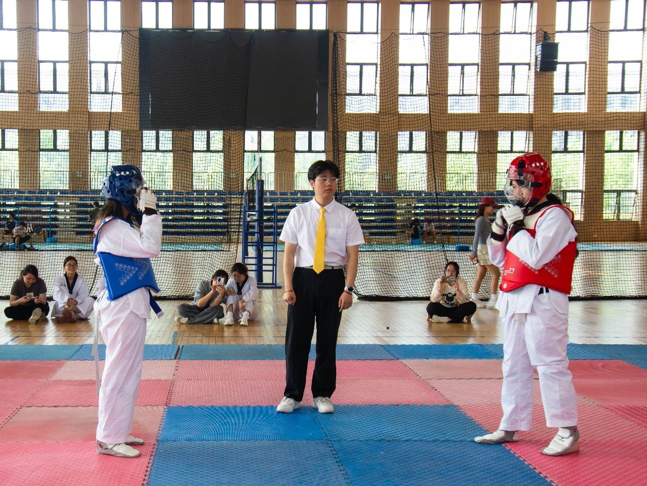 图片包含 建筑, 人, 站, 一群AI 生成的内容可能不正确。