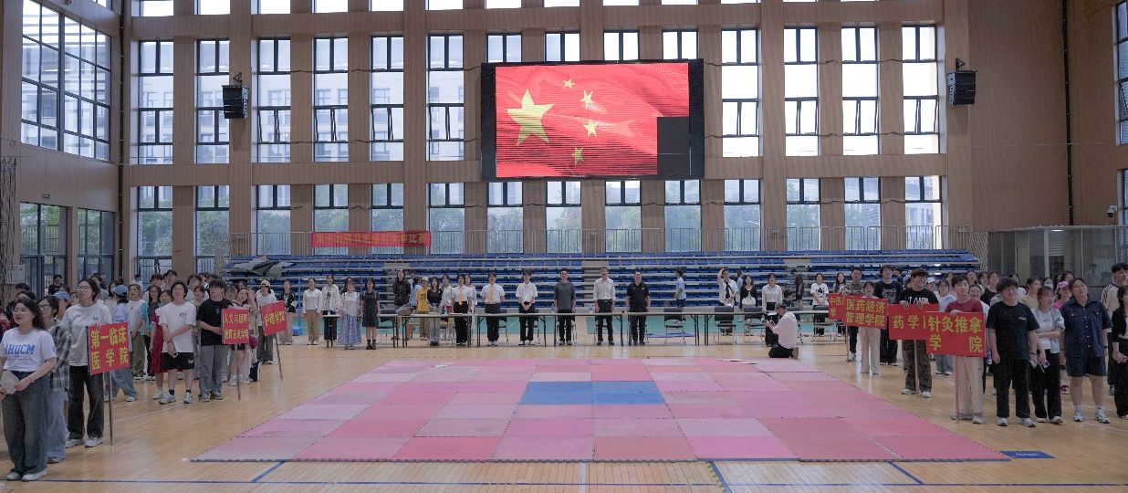 一群人站在建筑的摆设布局AI 生成的内容可能不正确。