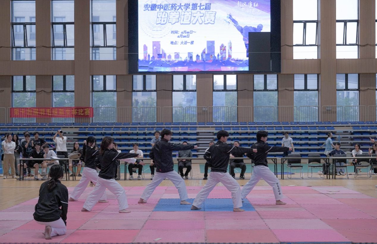 一群人站在建筑前面AI 生成的内容可能不正确。