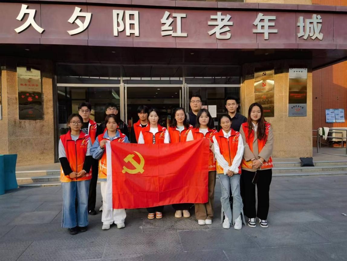 一群人站在商店门口描述已自动生成